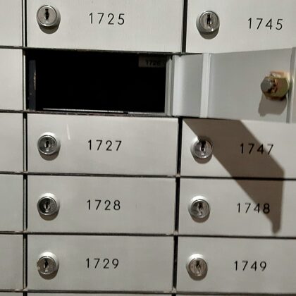 Dzelzs individuālo seifiņu skapis. 100 seifiņi ar atslēgām. Cena 300,00 eur