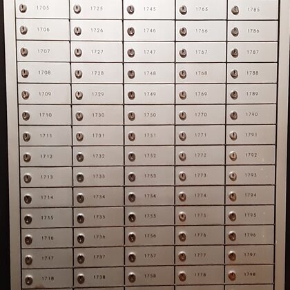 Dzelzs individuālo seifiņu skapis. 100 seifiņi ar atslēgām. Cena 350,00 eur