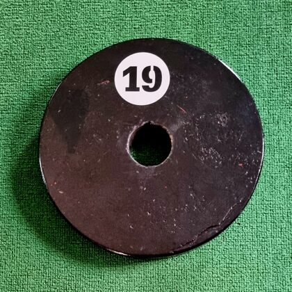Viens ( bez pāra ) 19 kg dzelzs disks. Cauruma diam.50 mm. 39,00 eur
