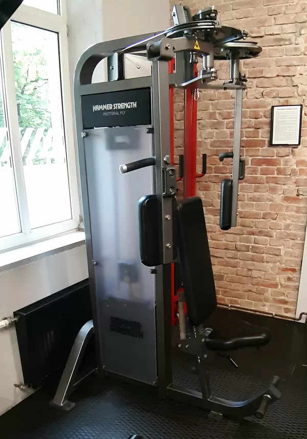 Praktiski jauns Hammer Strenght Pec Deck Fly trenažieris. Cena 1390,00 eur