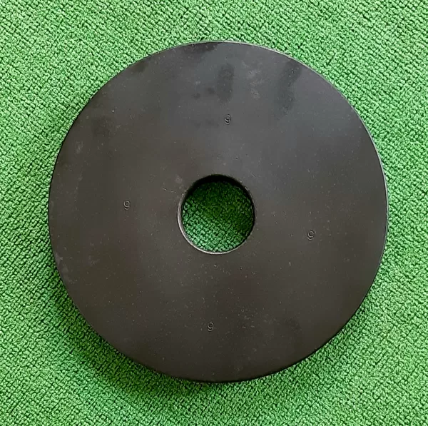 Viens ( bez pāra ) 9 kg dzelzs disks. Cauruma diam.50 mm. 15,00 eur