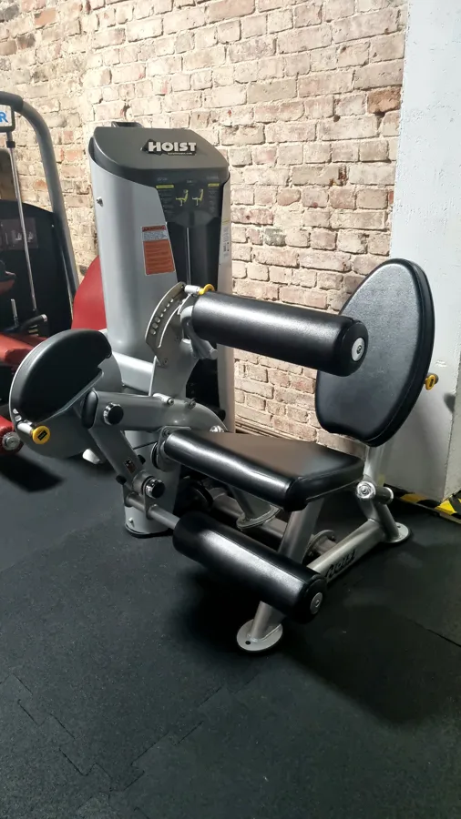 Leg Curl/ Leg Extens. Duālais kāju trenažieris HOIST. 1599 eur