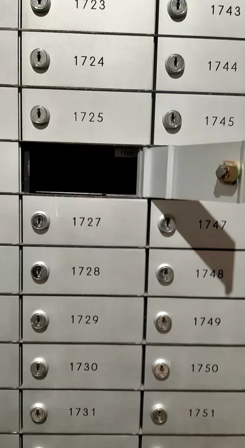 Dzelzs individuālo seifiņu skapis. 100 seifiņi ar atslēgām. Cena 350,00 eur
