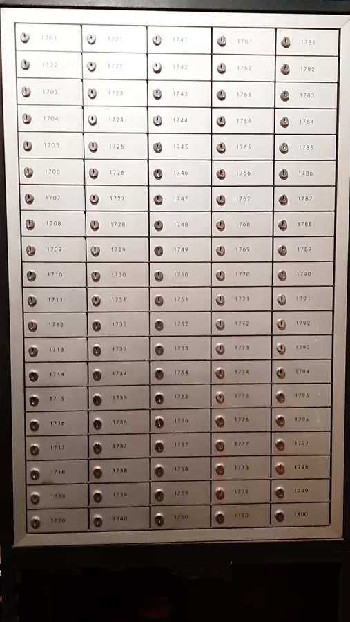 Dzelzs individuālo seifiņu skapis. 100 seifiņi ar atslēgām. Cena 350,00 eur