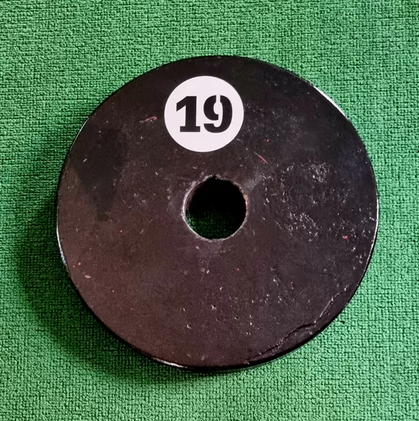 Viens ( bez pāra ) 19 kg dzelzs disks. Cauruma diam.50 mm. 30,00 eur